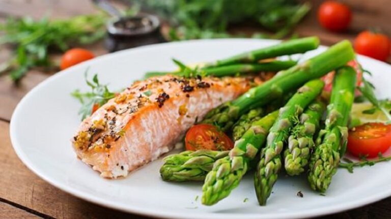 salmon con esparragos