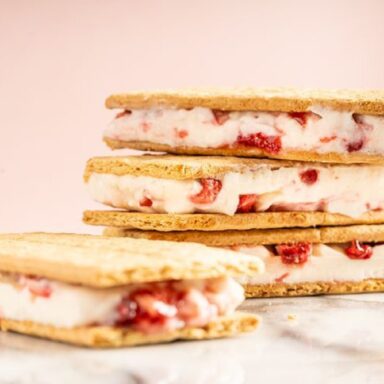 Sándwich de helado de fresa: una idea fácil y deliciosa