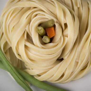 pasta con datiles alcaparras y stracciatella receta mediterranea