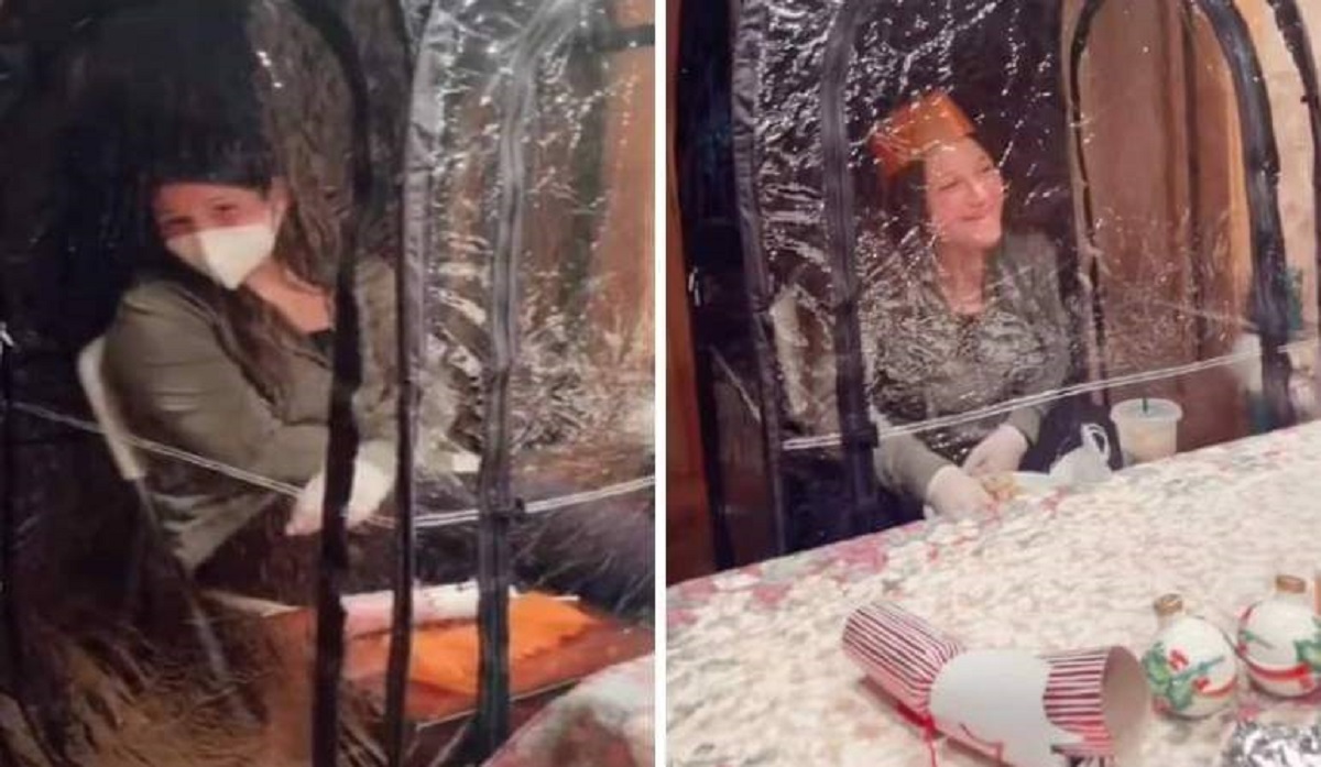 Una familia mete a su hermana positiva para Covid en una tienda de campaña de burbujas para que pueda participar en la cena de Navidad