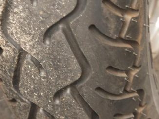 Un pneu de voiture en caoutchouc