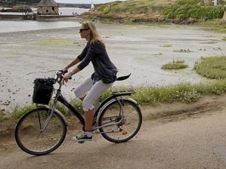 Femme sur son vélo