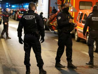 Paris, l'homme se jette contre policiers