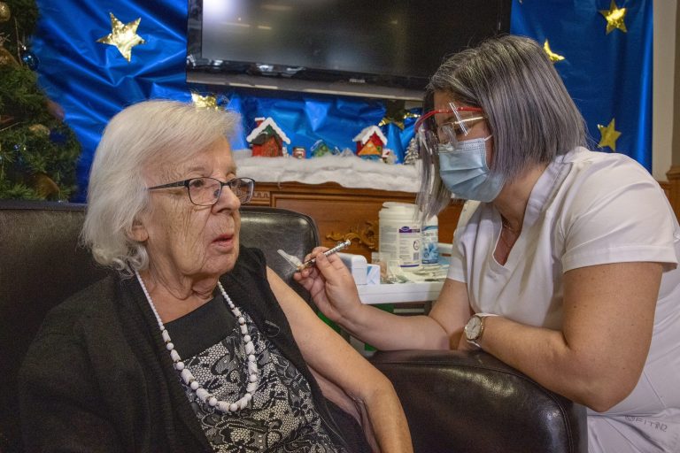 Début vaccination en France possible 3e confinement Oliver Veran