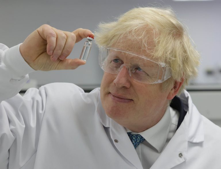 Coronavirus: submergées, l'Angleterre et l'Ecosse se reconfinent totalemen