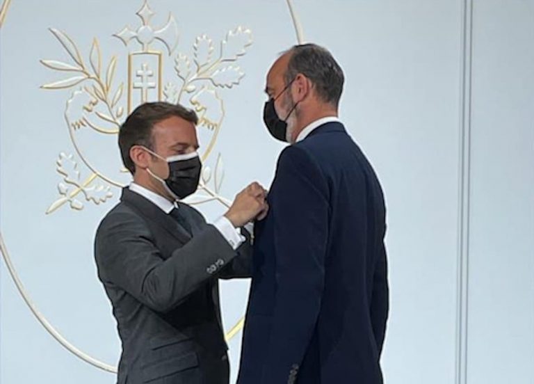 Emmanuel Macron a octroyé la Légion d'honneur à Edouard Philippe