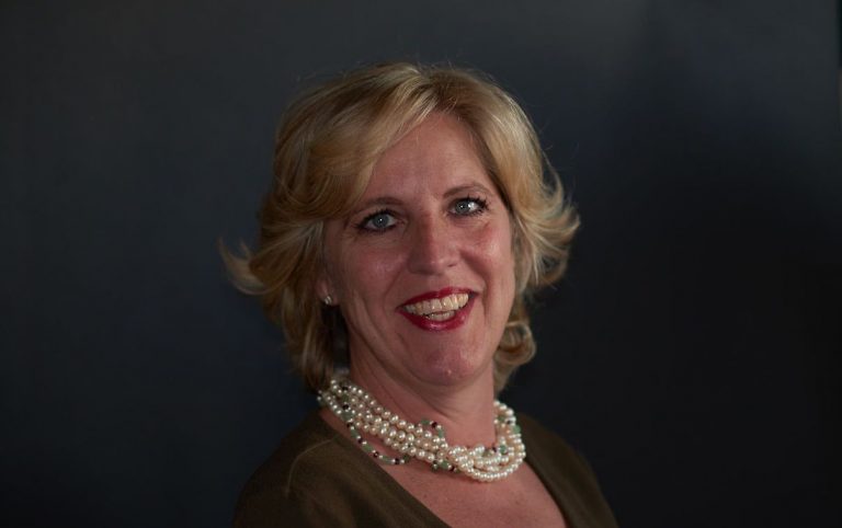 L'entrepreneur Miek Egberts, fondatrice d'InspireME Monte Carlo, est décédée à la suite d'un accident de voiture dans le sud de la France : dans la voiture avec elle se trouvait son fils Federico, actuellement hospitalisé dans le coma.