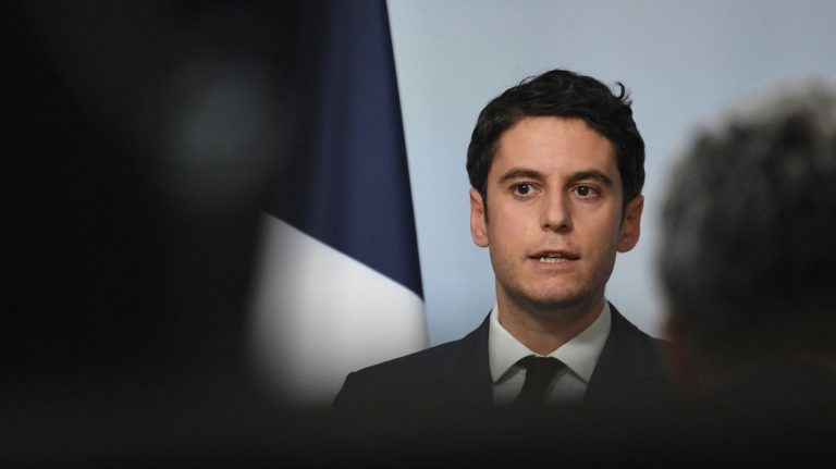 Le porte-parole du gouvernement français Gabriel Attal lors d'un point de presse