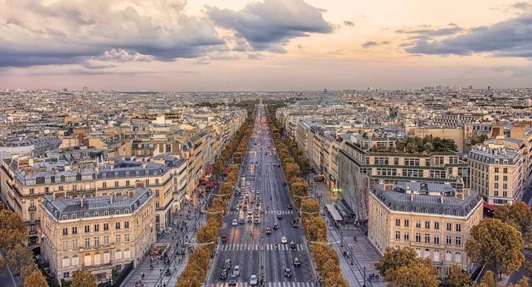 Paris : un mystérieux tireur fait plusieurs blessés