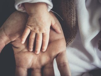 Les couples non mariés peuvent faire une adoption