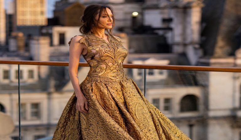 Angelina Jolie soutient la scène d’amour entre Phastos et Ben