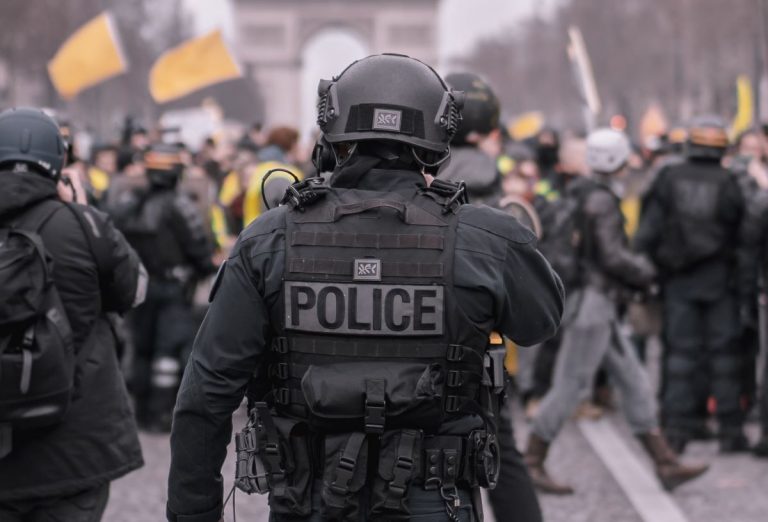 Policier attaqué au couteau à Cannes : possible attaque terroriste