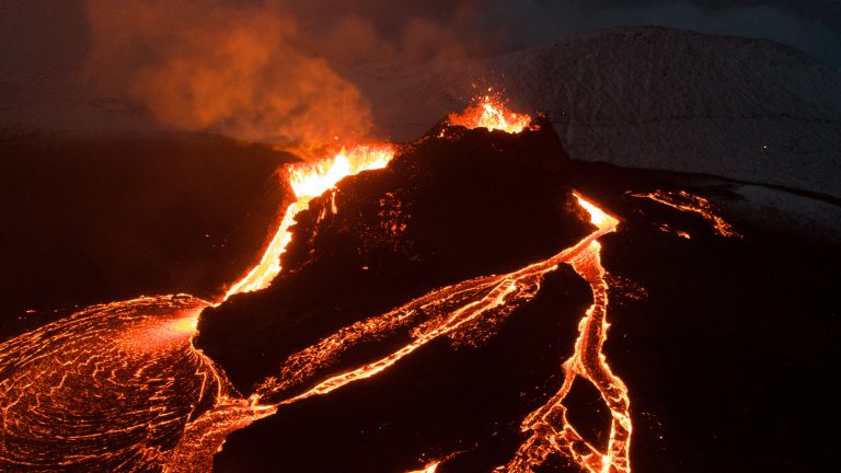 3000 personnes confinées suite à l'eruption du volcan Cumbre Vieja