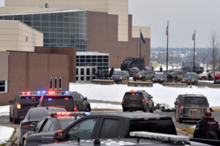 Michigan, fusillade dans une école à Oxford : 3 élèves morts et au moins 6 blessés