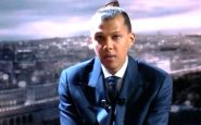 rès élégant en costume et cravate, Stromae évoque son "enfer"