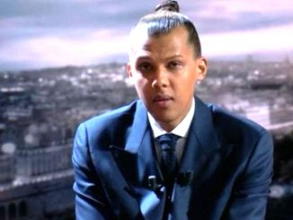 rès élégant en costume et cravate, Stromae évoque son "enfer"