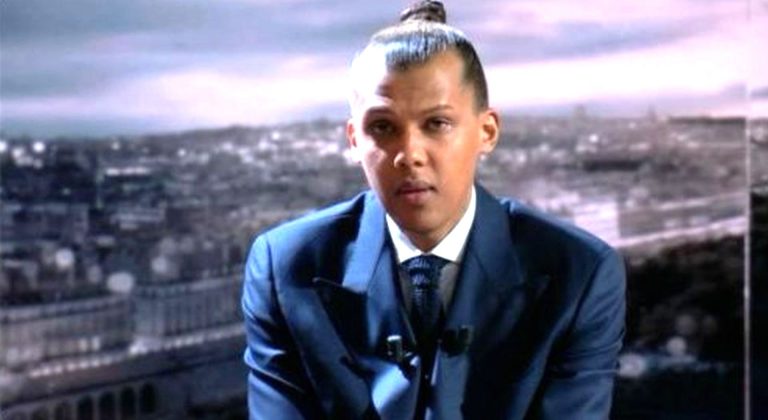 rès élégant en costume et cravate, Stromae évoque son "enfer"