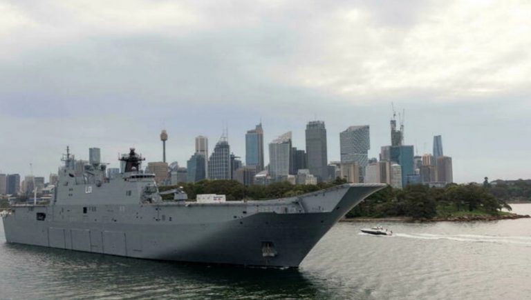 Une aide après une éruption volcanique sur les Îles Tonga
