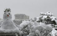 Un épais manteau de neige recouvre Athènes