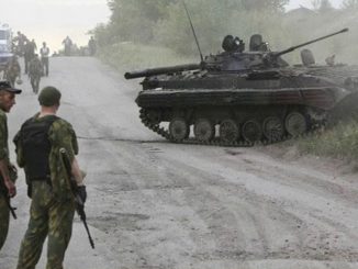 Les chars exécutent des manoeuvres pour se préparer à une éventuelle invasion