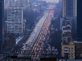 Guerre en Ukraine, les civils fuient Kiev : "Au moins 5 millions de réfugiés".