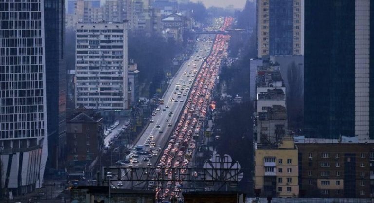 Guerre en Ukraine, les civils fuient Kiev : "Au moins 5 millions de réfugiés".