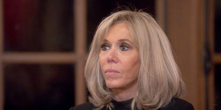 La première dame attaque deux femmes en justice