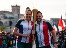 ferrara accoglie la fiamma olimpica con due icone dello sport 1751019297