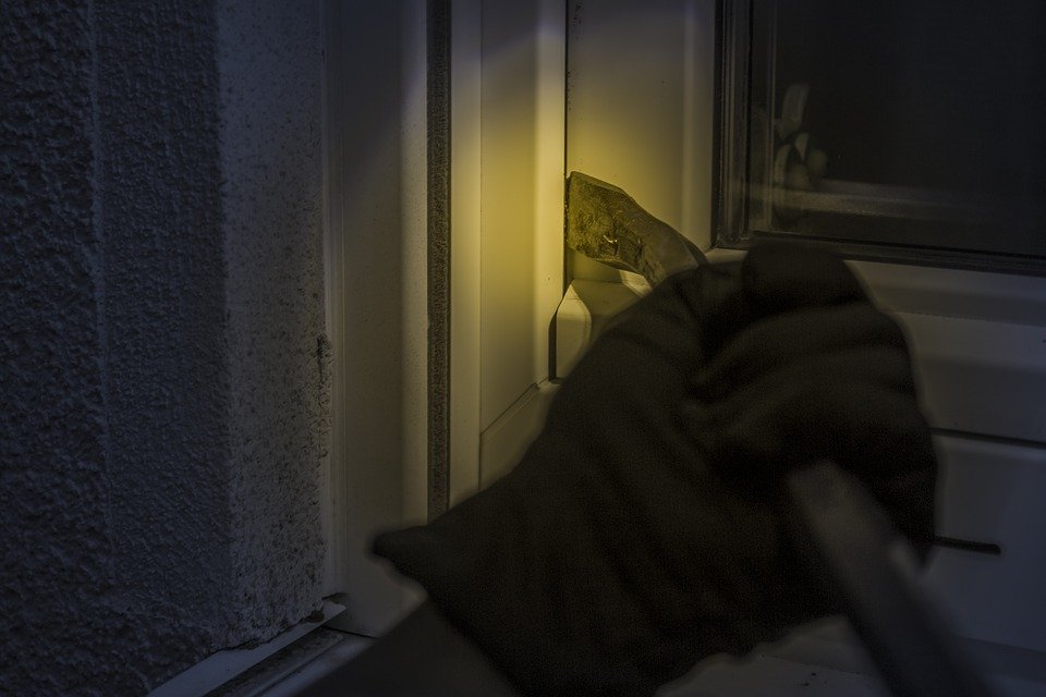 A thief breaks into a hair salon to steal and is raped by the owner for 48 hours