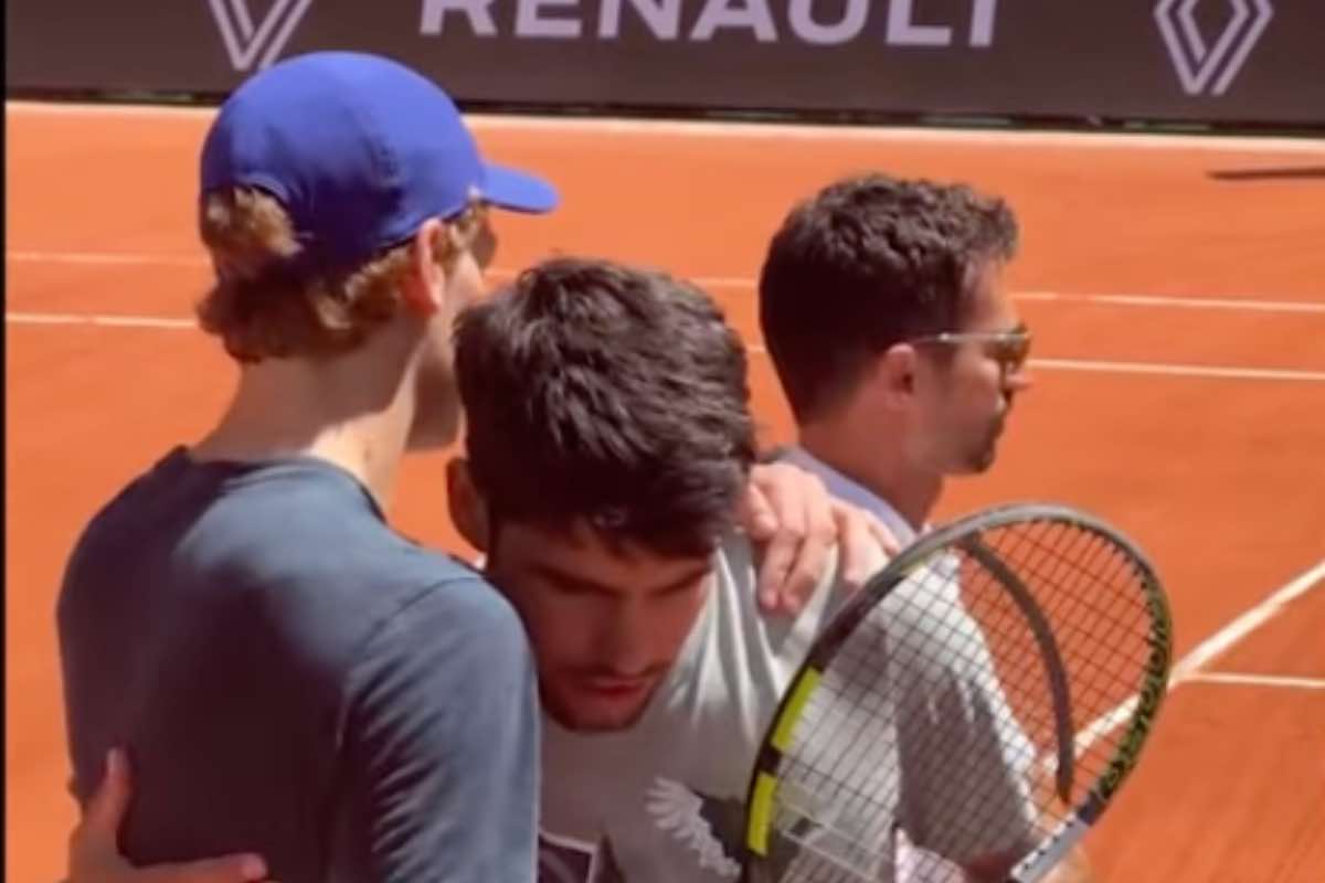 Alcaraz e Sinner si abbracciano a Parigi
